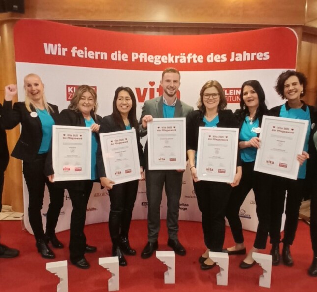 Gruppe von Pflegekräften hält Urkunden bei der Veranstaltung „Wir feiern die Pflegekräfte des Jahres“