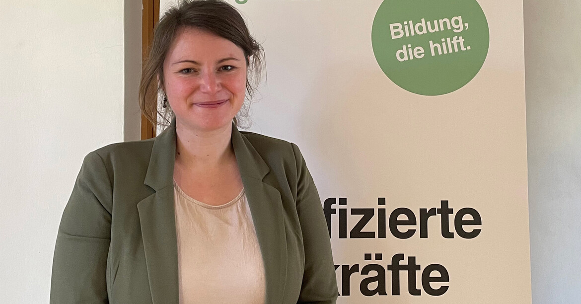 Eva Daisenberger, neue Direktorin der SOB Klagenfurt, steht vor einem Roll-up der Schule.
