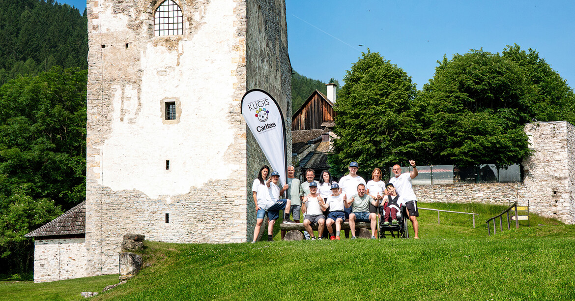 Gruppe von Teilnehmenden des KUGIS-Teams vor historischer Kulisse beim Mittelalterlauf.