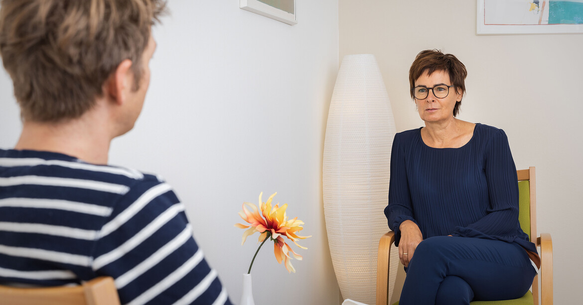 Beratungsgespräch zwischen zwei Personen in ruhiger Umgebung zur Bewältigung von Krisen und belastenden Lebenslagen.