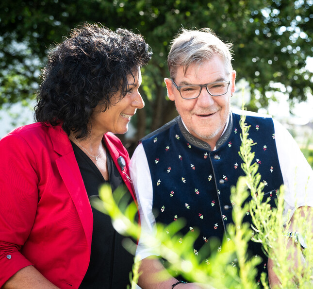 Foto © Karin Wernig, Stadt Villach © Karin Wernig, Stadt Villach Demenzexpertin Eva-Maria Sachs-Ortner steht neben einem lächelnden älteren Mann.