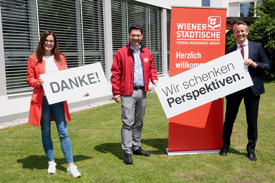 vl.: Roberta Striedinger (Caritas-Kärnten), Ernst Sandriesser (Direktor Caritas-Kärnten) und Ferdinand Bucher (Landesdirektor Wiener Städtische) © Dietmar Wajand