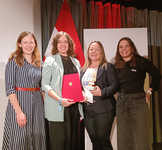 Vier Frauen stehen auf einer Bühne. Eine hält den Jugendpreis in der Hand.